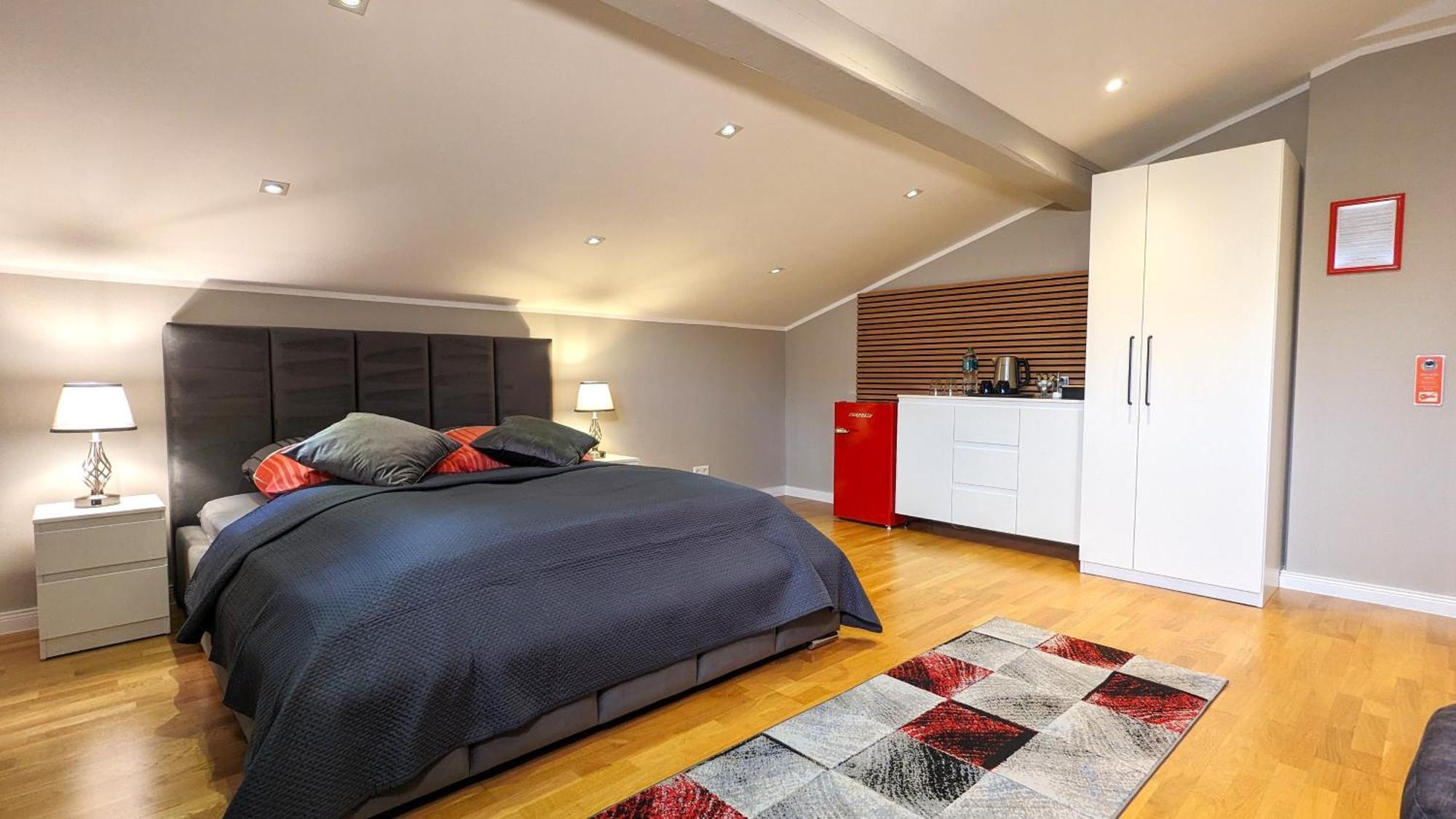 Homestay 3 Rooms - Zimmervermietung Naehe Flughafen Ber - Gratis Wlan, Parken & Netflix *