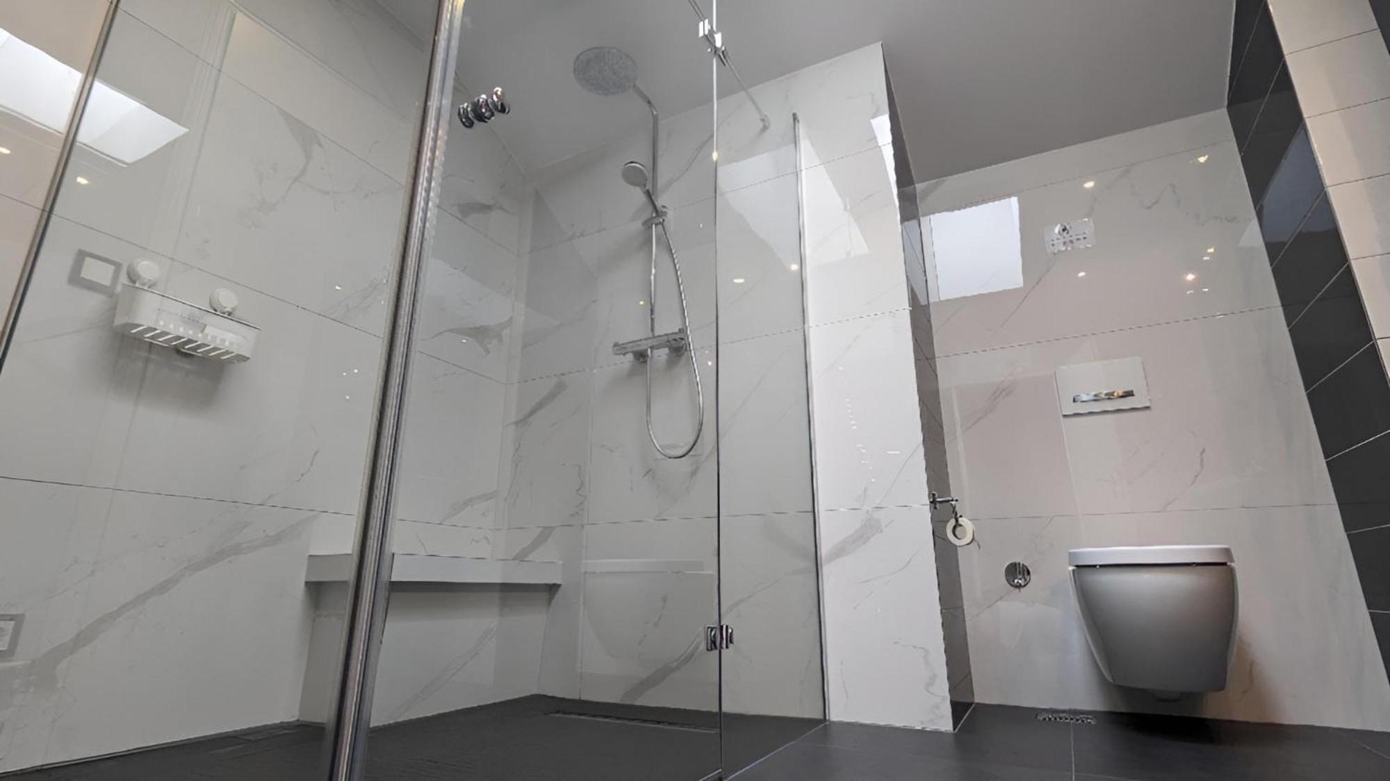 3 Rooms - Zimmervermietung Naehe Flughafen Ber - Gratis Wlan, Parken & Netflix Homestay *